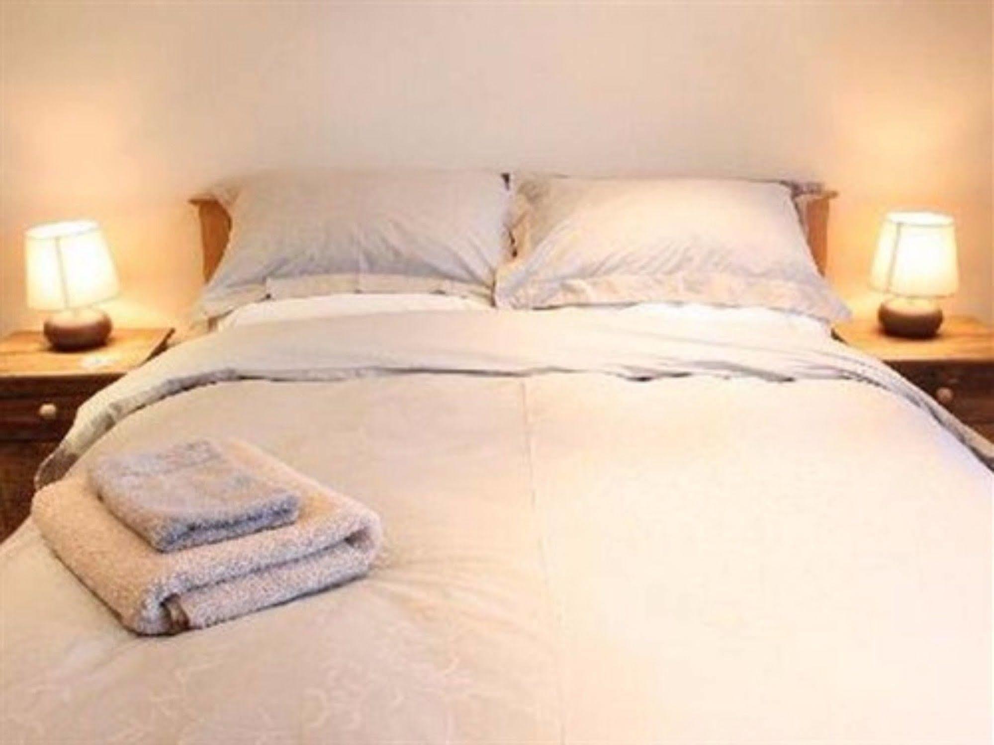 The Crown Radnage Hotel ภายนอก รูปภาพ